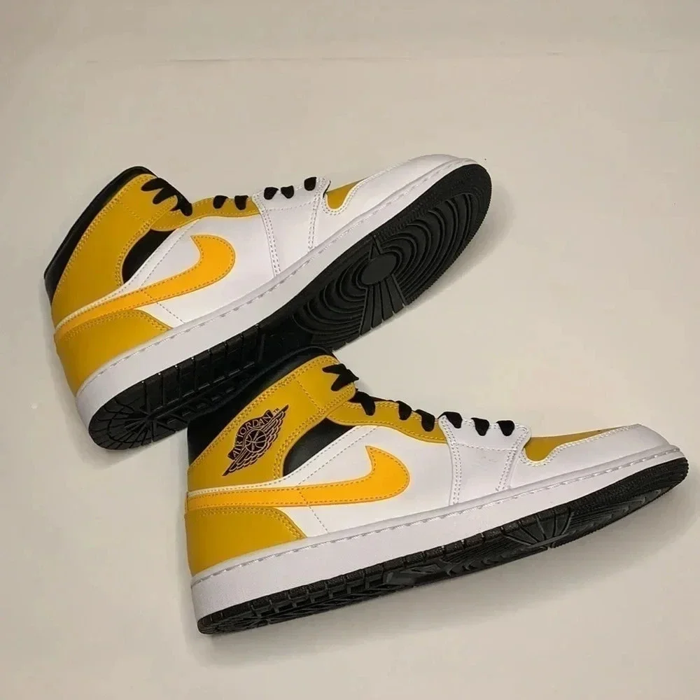 Nike Jordan 1 Mid Sneakers University Gold